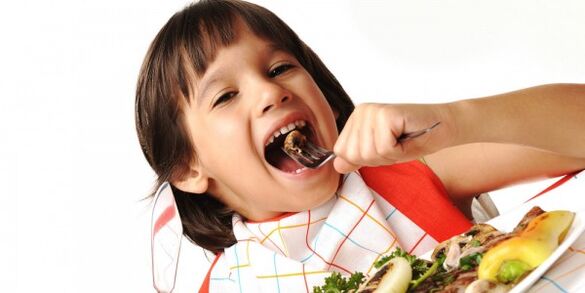 เด็กกินผักด้วยอาหารที่มีตับอ่อนอักเสบ